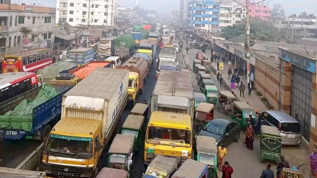 গাজীপুরে দুই মহাসড়কে ৫০ কিলোমিটার যানজট, ভাড়া তিনগুন