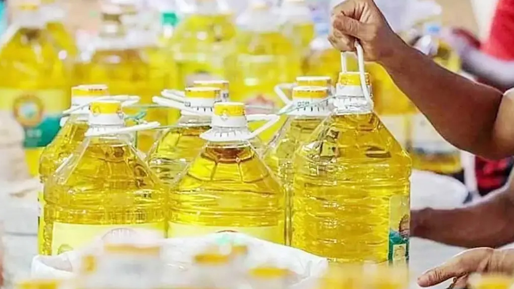আরএস-রাসেদুই মাসেও কাটেনি সয়াবিন তেলের সংকট, খোলা তেলে বাড়তি দাম
