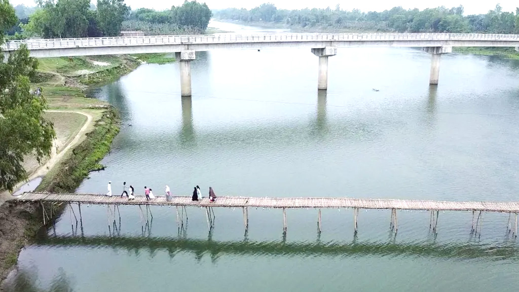 অকেজো পড়ে আছে ৩০ কোটি টাকার সেতু, বাঁশের সাঁকোই ভরসা