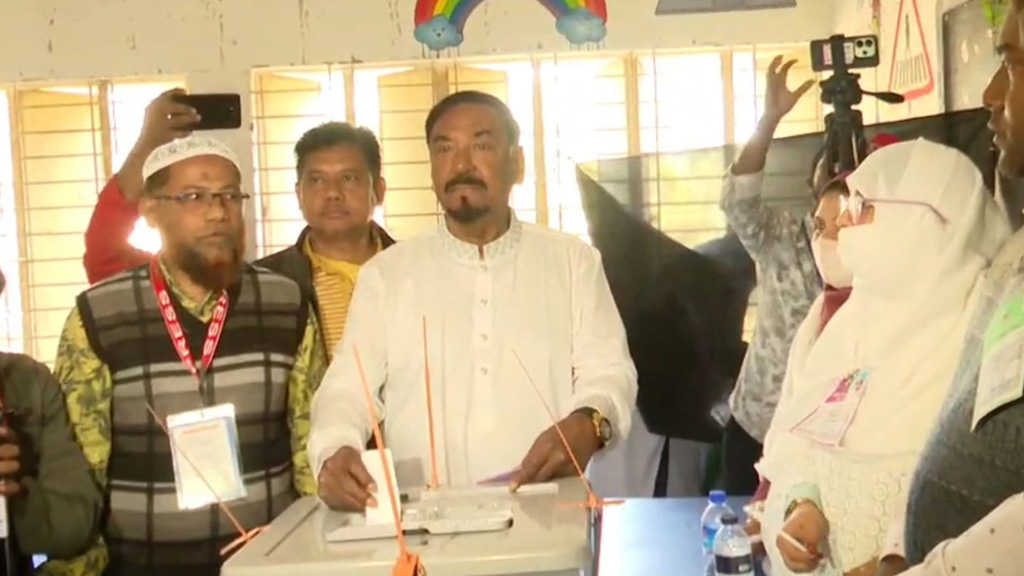 ১৭ বছর পর ভোট দিলেন হাফিজ উদ্দিন আহমেদ