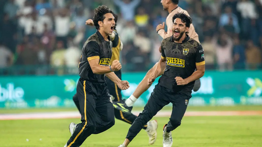 হুনাইনের বীরত্বে রুদ্ধশ্বাস জয় : পিএসএলের ফাইনালে হায়দরাবাদ কিংসমেন