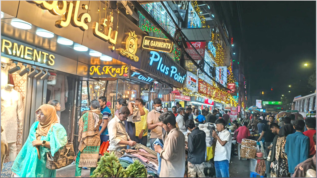 ঈদ কেনাকাটায় নিউমার্কেট-এলিফ্যান্ট রোডে উপচে পড়া ভিড়