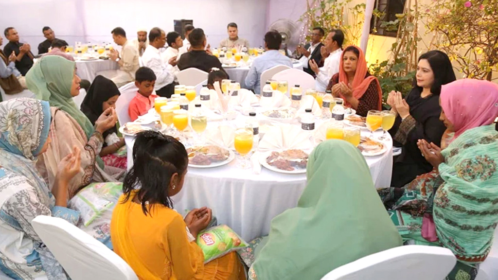 সুবিধাবঞ্চিত নারী ও শিশুদের সঙ্গে জুবাইদা রহমানের ইফতার
