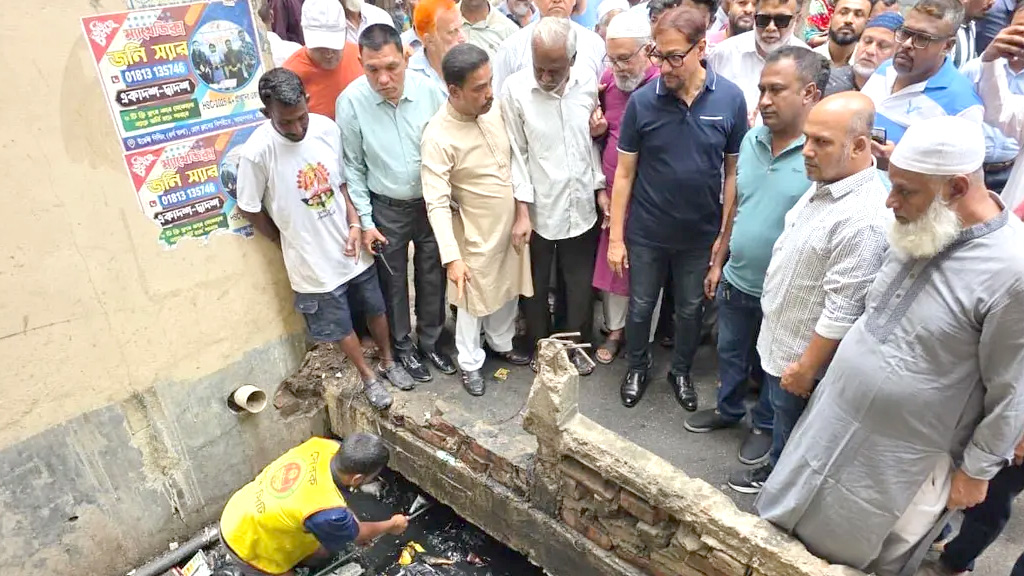 নালা-খালে ময়লা ফেললে কঠোর ব্যবস্থা নেওয়ার হুঁশিয়ারি চসিক মেয়রের