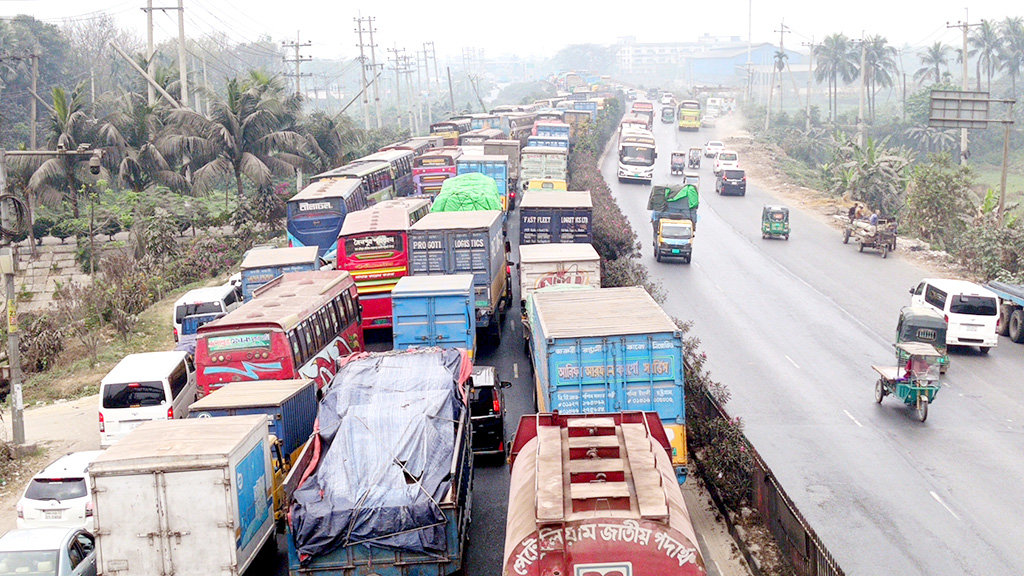 ঢাকা-চট্টগ্রাম মহাসড়কে সেতুর সংস্কারকাজে ১৩ কিলোমিটার যানজট