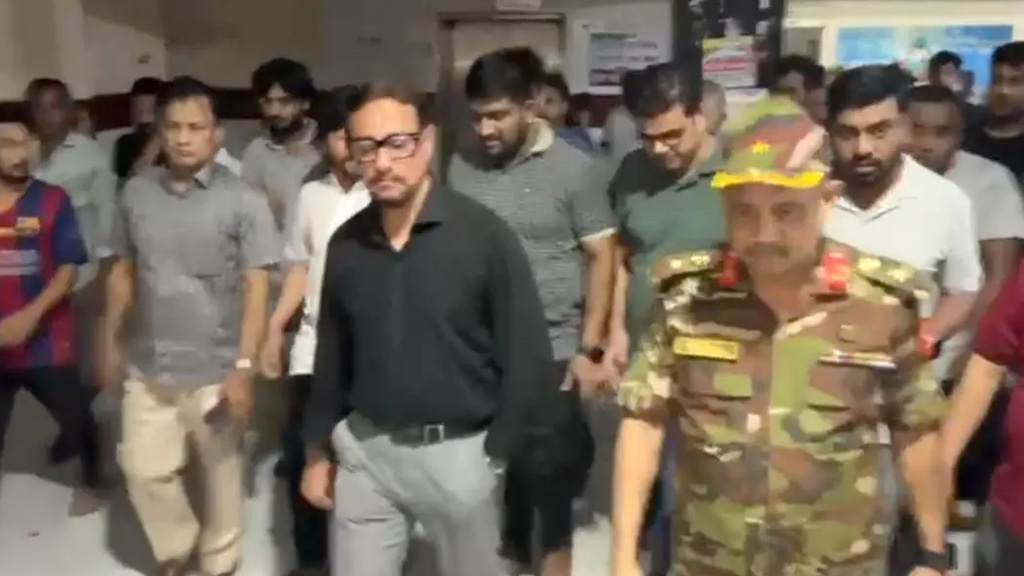 নির্যাতিত শিশুকে দেখতে চমেক হাসপাতালে মেয়র ডা. শাহাদাত