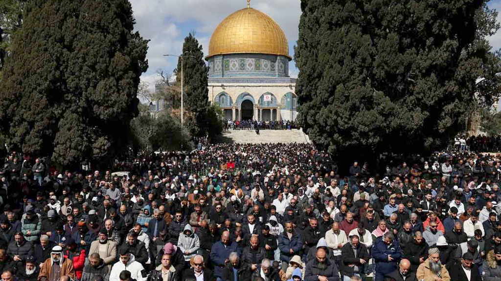 মসজিদুল আকসায় রমজানের দ্বিতীয় জুমায় অংশ নিলেন ১ লাখ ফিলিস্তিনি