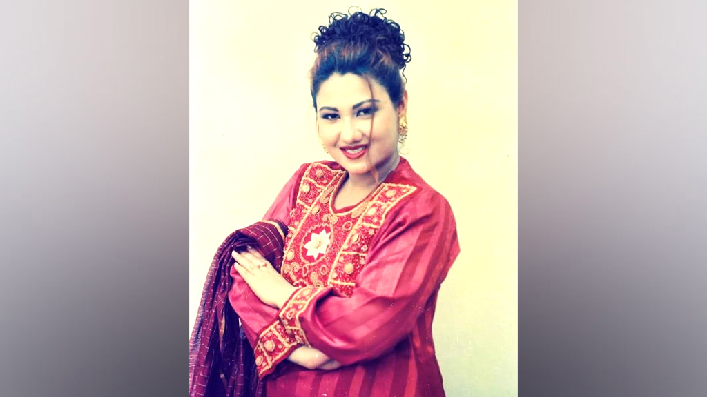 পেশায় শিক্ষক হয়েও জনপ্রিয়তায় কণ্ঠশিল্পী রুক্সী
