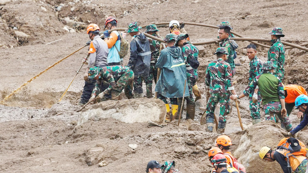 ইন্দোনেশিয়ায় ভূমিধসে ২৩ সেনা নিহত