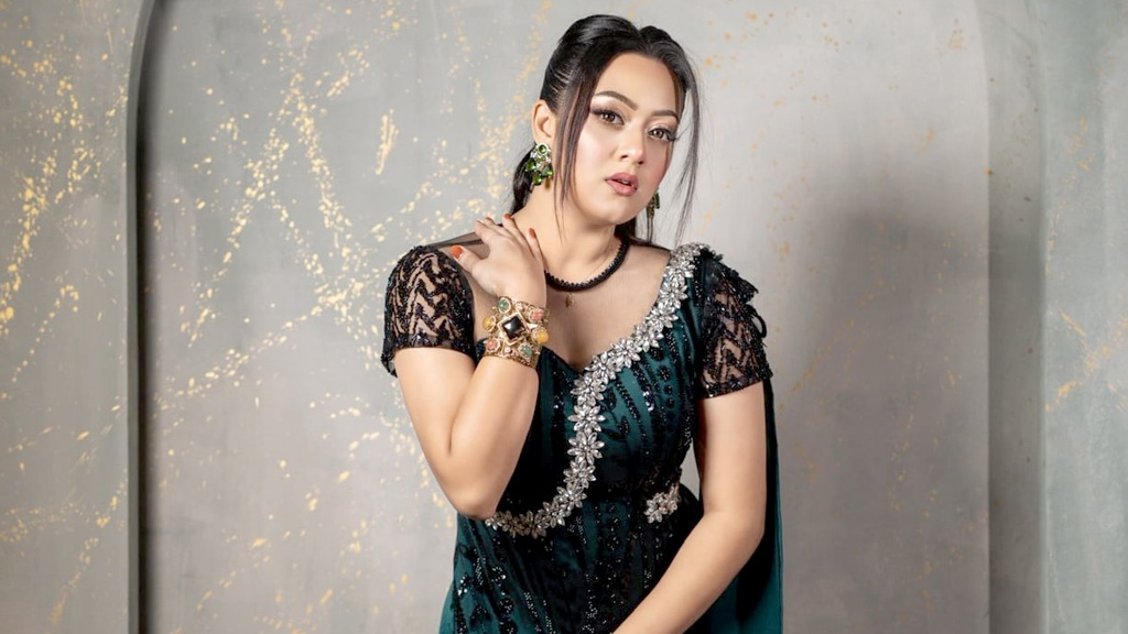 সবুজ গাউনে নতুন লুকে দীঘি
