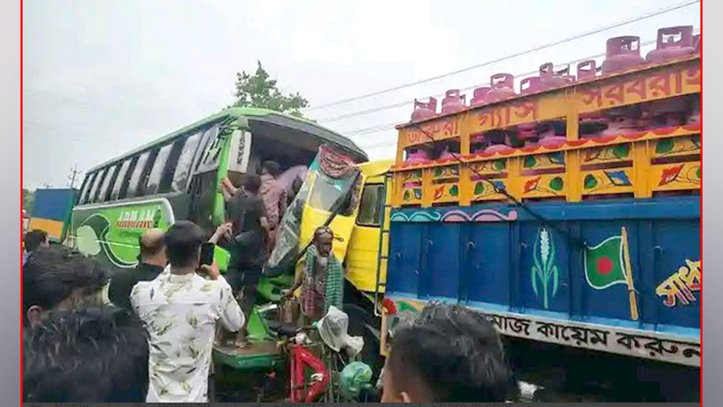 বাগেরহাটে বাস–ট্রাক মুখোমুখি সংঘর্ষে ২০ জন আহত
