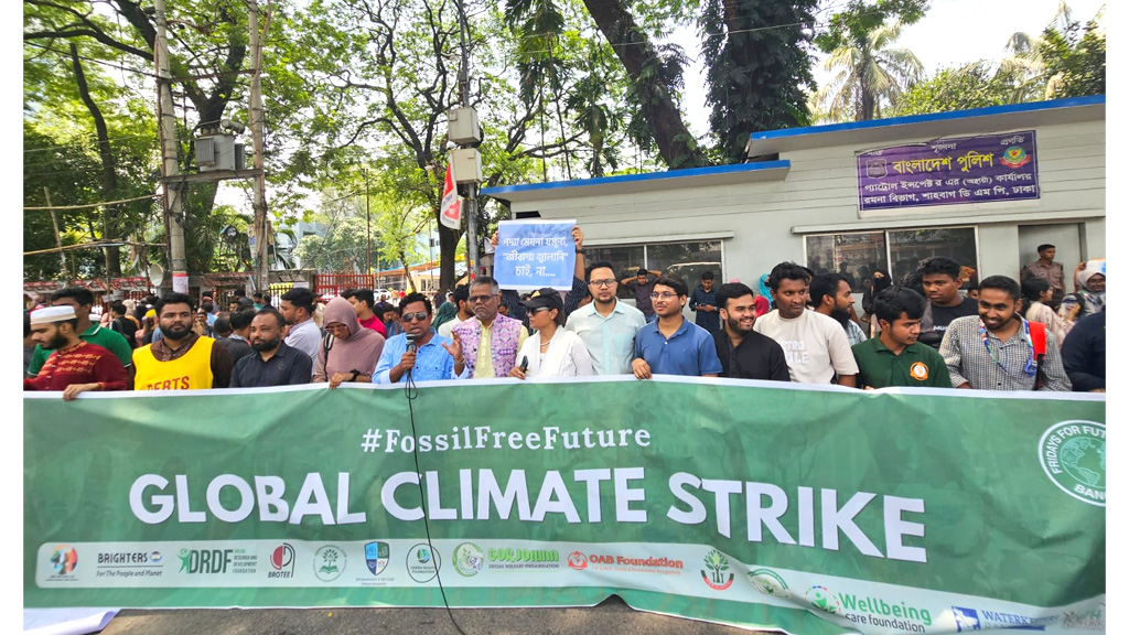 জীবাশ্ম জ্বালানিমুক্ত ভবিষ্যতের দাবিতে ঢাকায় ‘গ্লোবাল ক্লাইমেট স্ট্রাইক’