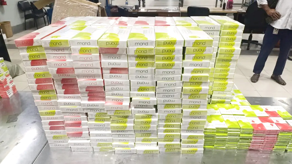 চট্টগ্রাম বিমানবন্দরে ৬৩০ কার্টন সিগারেট ও স্মার্টফোন জব্দ