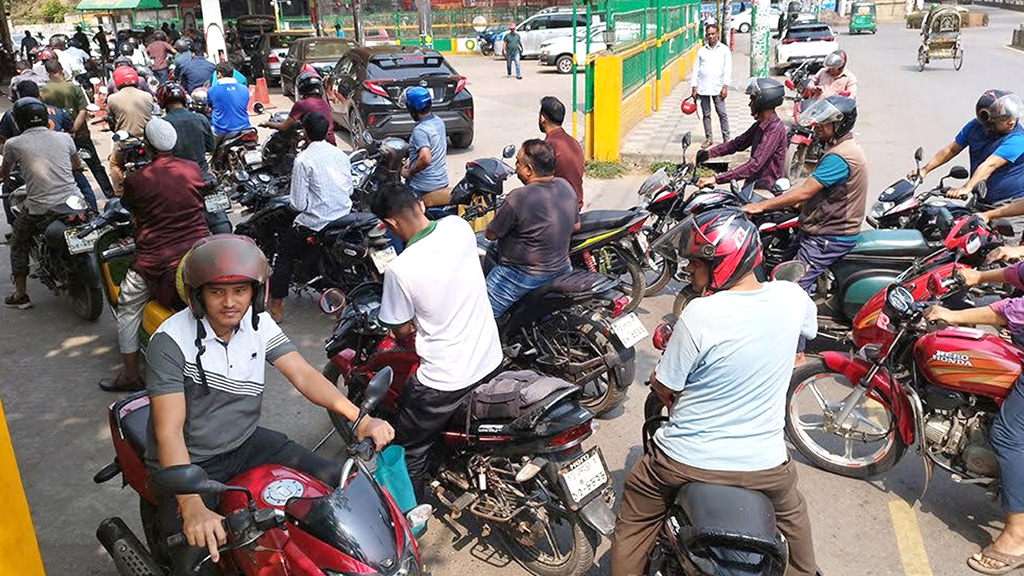 জ্বালানি সংকটের আশঙ্কায় চট্টগ্রামের ফিলিং স্টেশনে দীর্ঘ লাইন