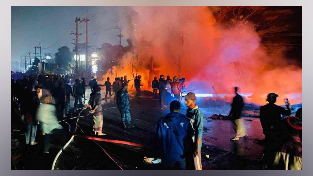 সীতাকুণ্ডে জাহাজের মালামালের মার্কেটে আগুন, কোটি টাকার ক্ষয়ক্ষতি