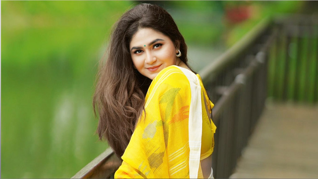 হলুদের ছোঁয়ায় নিজেকে রাঙালেন অর্চিতা স্পর্শিয়া