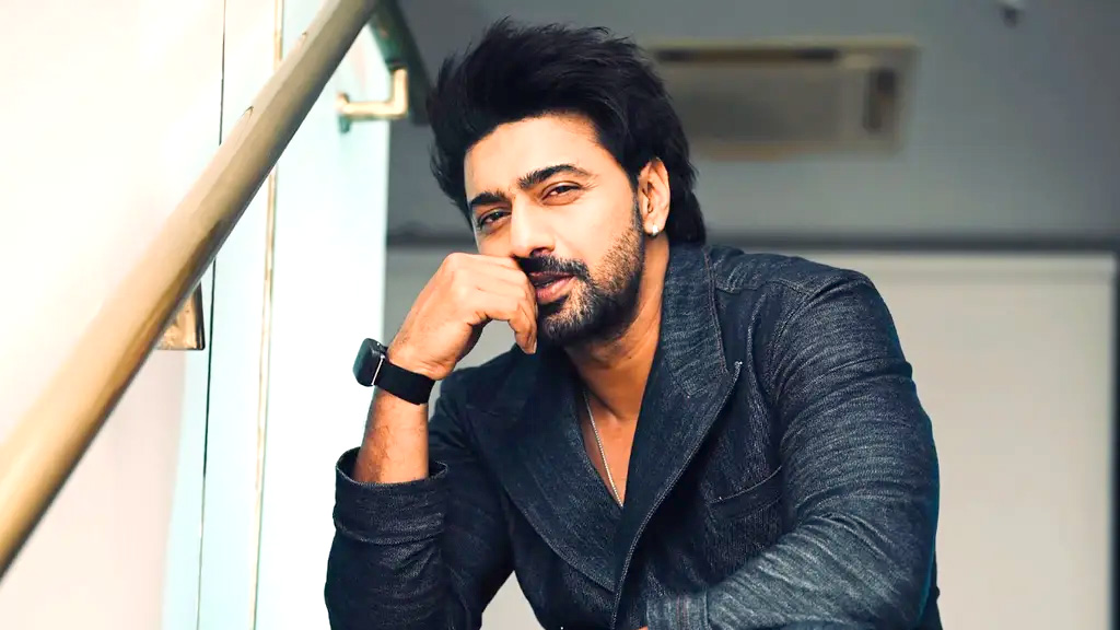 ‘মহানায়ক একজনই, কারও সঙ্গে তুলনা সম্ভব নয়’: দেব