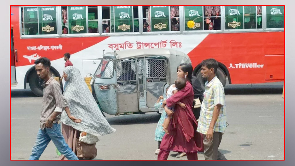 ঈদে ঘরমুখো মানুষের ভিড়, বাড়তি ভাড়ার অভিযোগে যানজট গাবতলী-কল্যাণপুরে