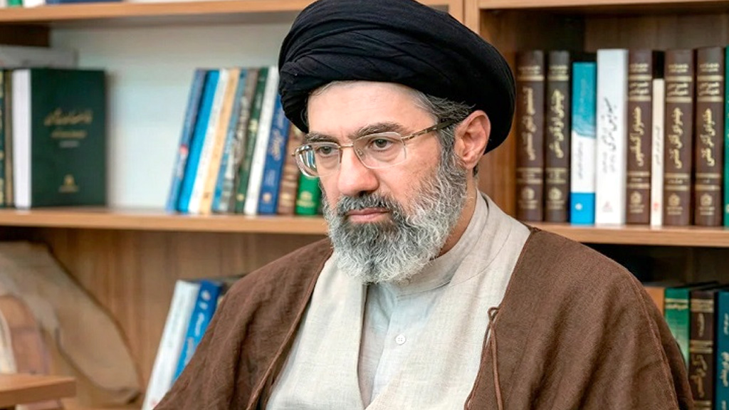 কে এই মোজতবা খামেনি, যার কণ্ঠস্বরও শোনেননি অনেক ইরানি