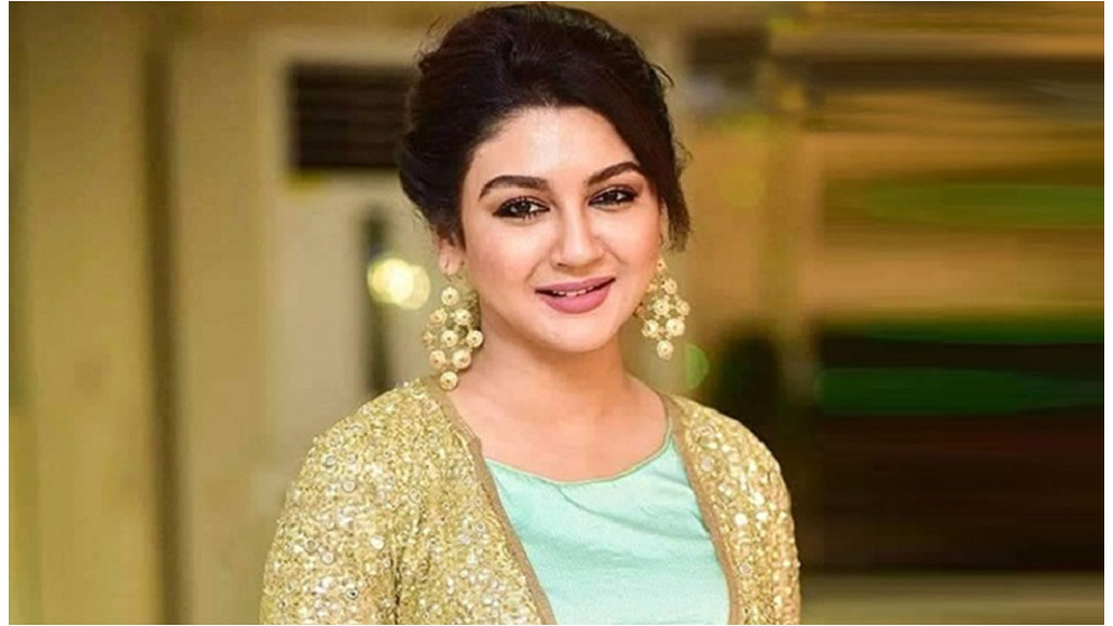 কোদাল হাতে কৃষিকাজে জয়া, মাটির কাছাকাছি জীবনযাপনে মুগ্ধ ভক্তরা